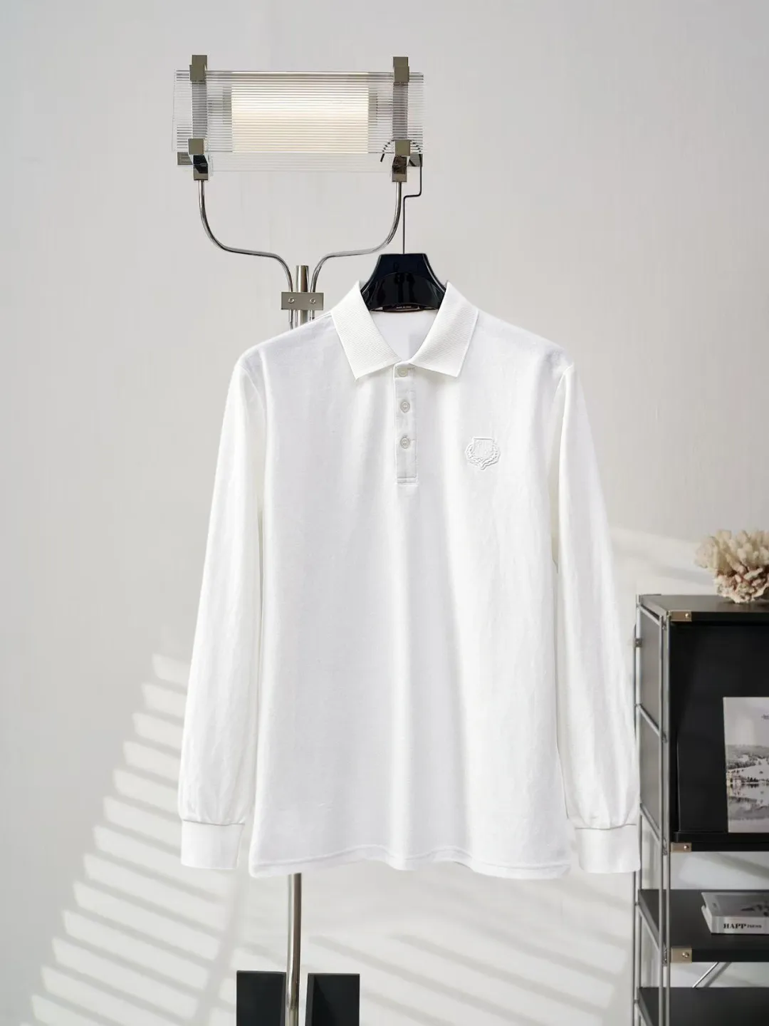 LP New Arrival long-sleeved Polo shirt, original fabric, official Same Style, made of pure cotton pique fabric, custom-made in the same vat, feels very comfortable and smooth, very wide and stylish, produced by factory for first-line brands, imported Behringer embroidery machine, embroidery is full and textured, collar and collar ribs are woven with imported yarn, does not deform after long-term wear, the most New Arrival style in autumn and winter, fashionable and individual Super Versatile and good-looking. It is very suitable for both men and women. It is a must-have for everyone. Size: M-XXXL